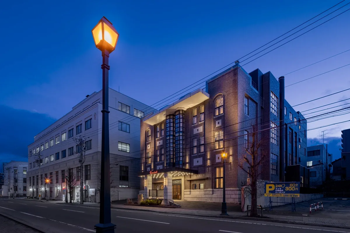 夕暮れのUNWIND HOTEL & BAR 小樽 外観