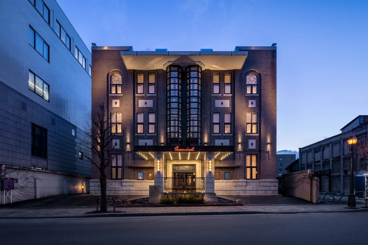 夕暮れのUNWIND HOTEL & BAR 小樽 外観