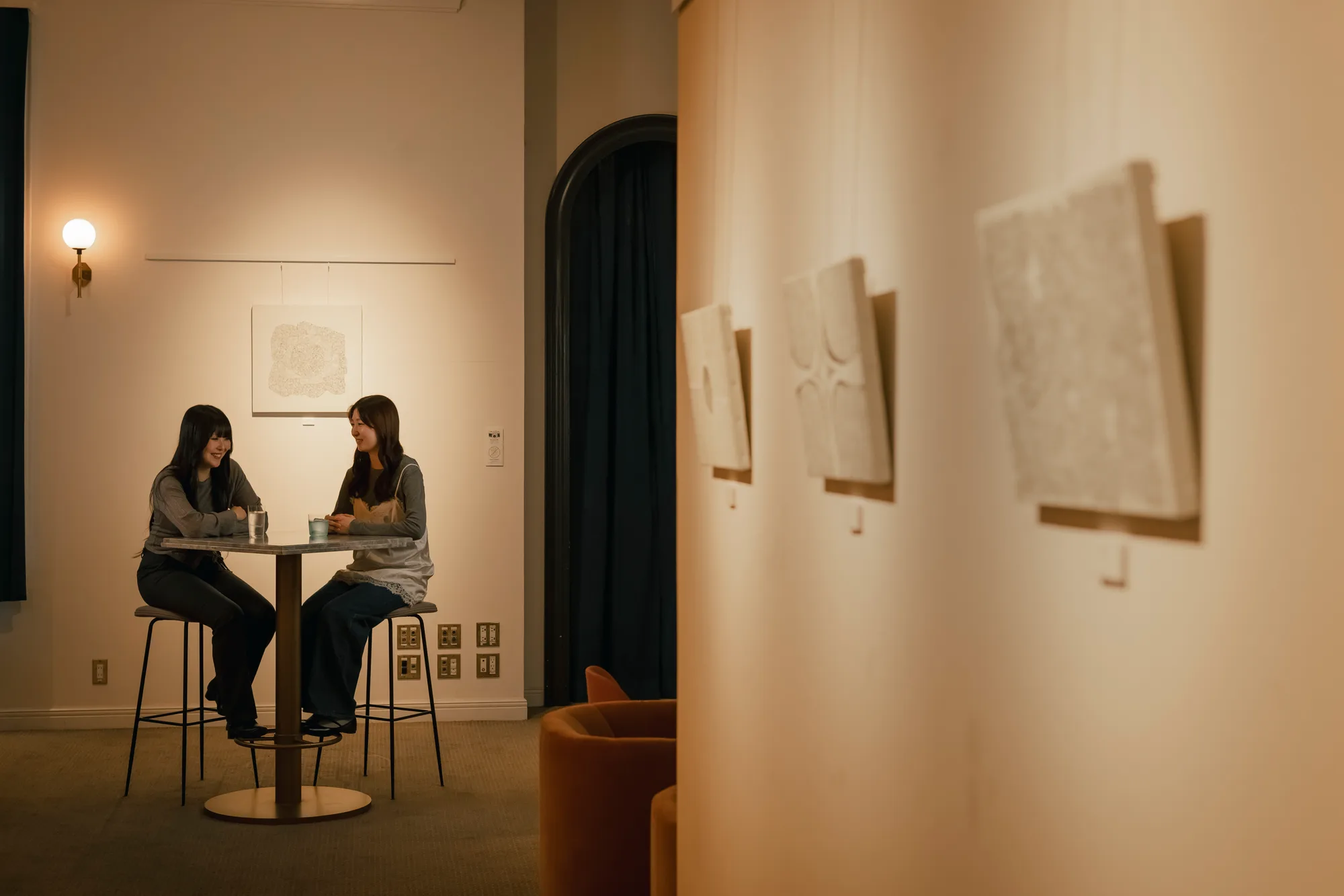 アールデコ様式の建築、UNWIND GALLERYで作品を鑑賞する来場者